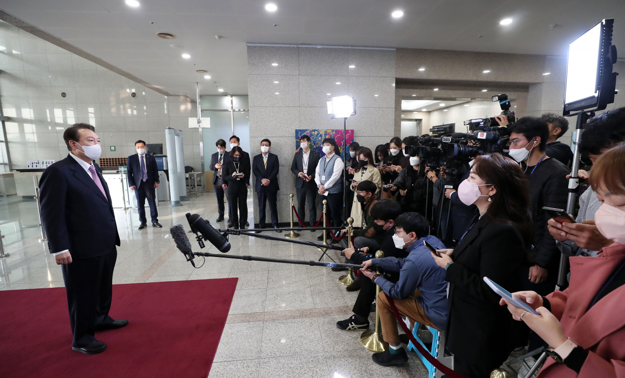 윤석열 대통령이 10일 오전 서울 용산 대통령실 청사로 출근, 기자들과 질의응답을 하고 있다. [연합]