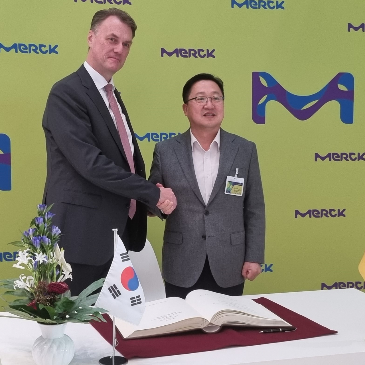 이장우 대전시장과 마티아스 하인젤(Matthias Heinzel) 머크사 생명과학부 CEO가 9일 오전 9시 독일 다름슈타트(Darmstadt)에 위치한 머크 본사 로비에 마련된 환영장소에서 상호 협력을 위한 악수를 하고 있다.