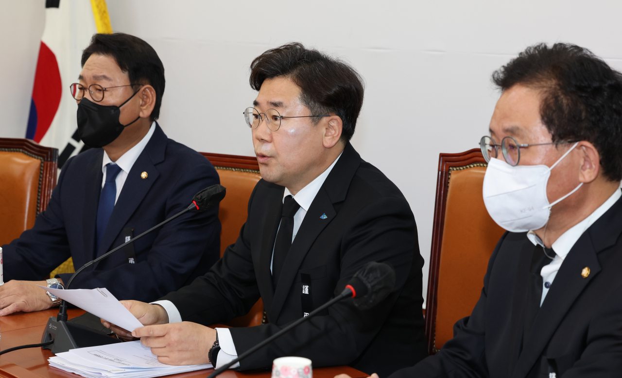 더불어민주당 용산이태원참사 대책본부 박찬대 본부장이 6일 국회 대표실에서 열린 '이태원참사 대책 관련 기자회견'에서 발언하고 있다. [연합]