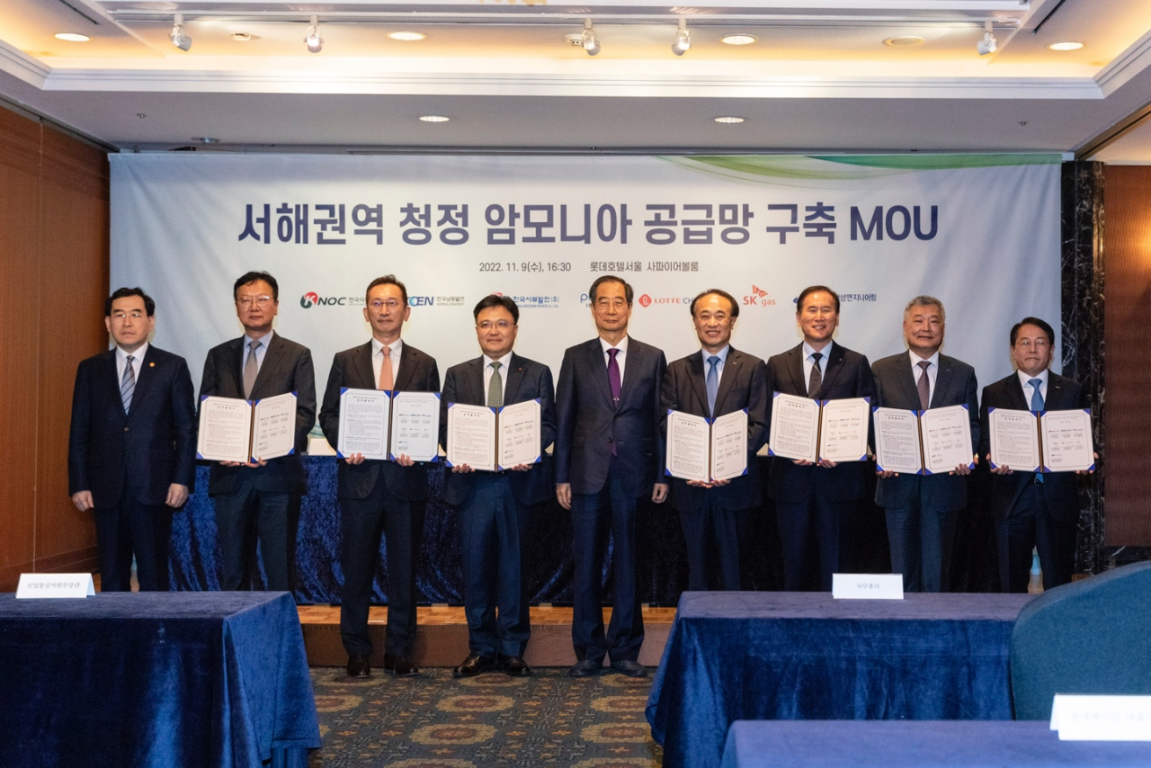 지난 9일 서울 중구 롯데호텔서울에서 ‘서해권역 청정 암모니아 공급망 구축을 위한 상호협력에 관한 업무협약’에 참석한 한덕수(가운데) 국무총리, 황진구(왼쪽 네번째) 롯데케미칼 대표 등이 기념 촬영을 하고 있다. [롯데케미칼 제공]