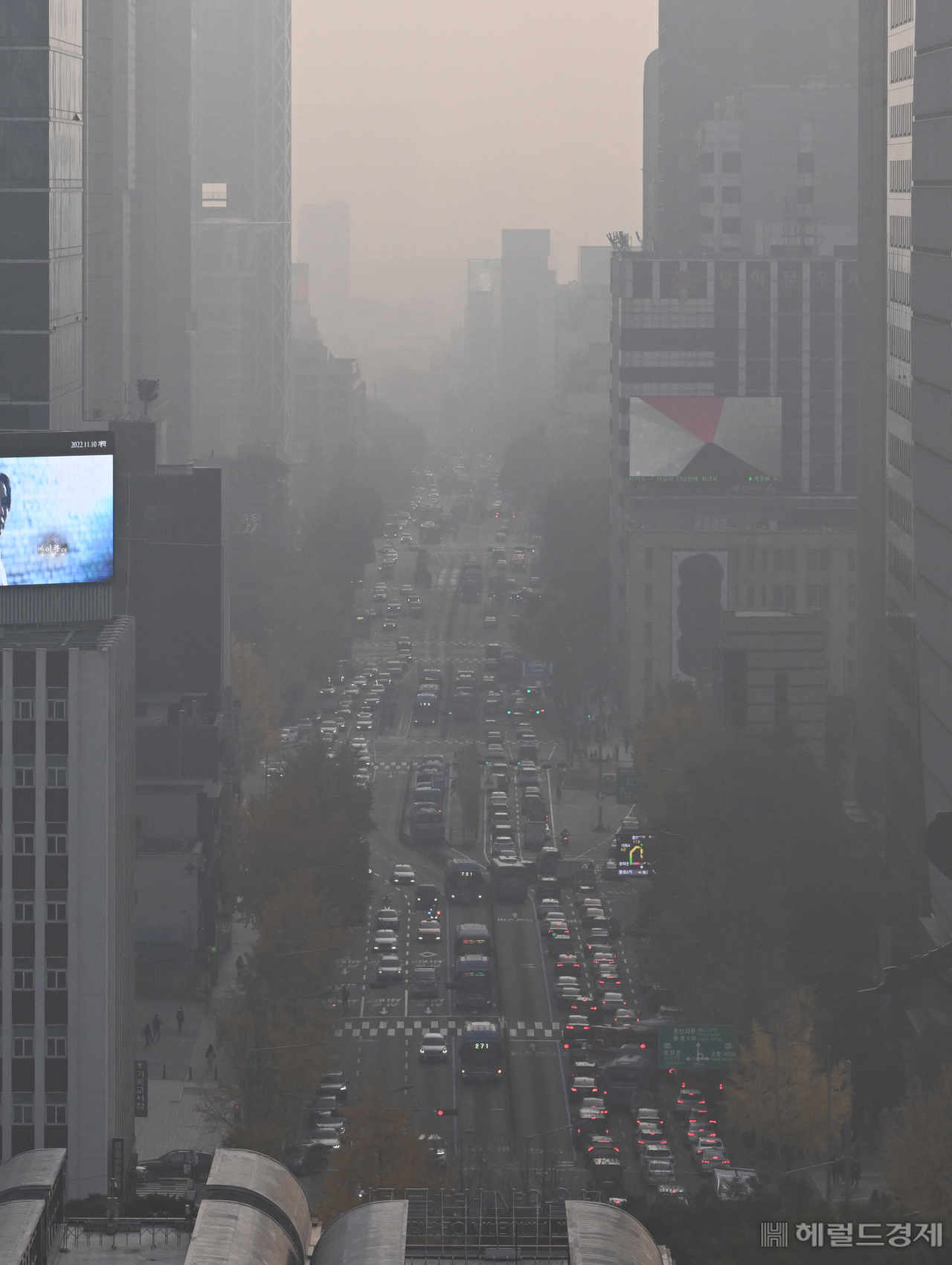 초미세먼지 주의보가 발령된 10일 서울 종로 일대가 미세먼지로 인해 뿌옇게 보이고 있다. 임세준 기자