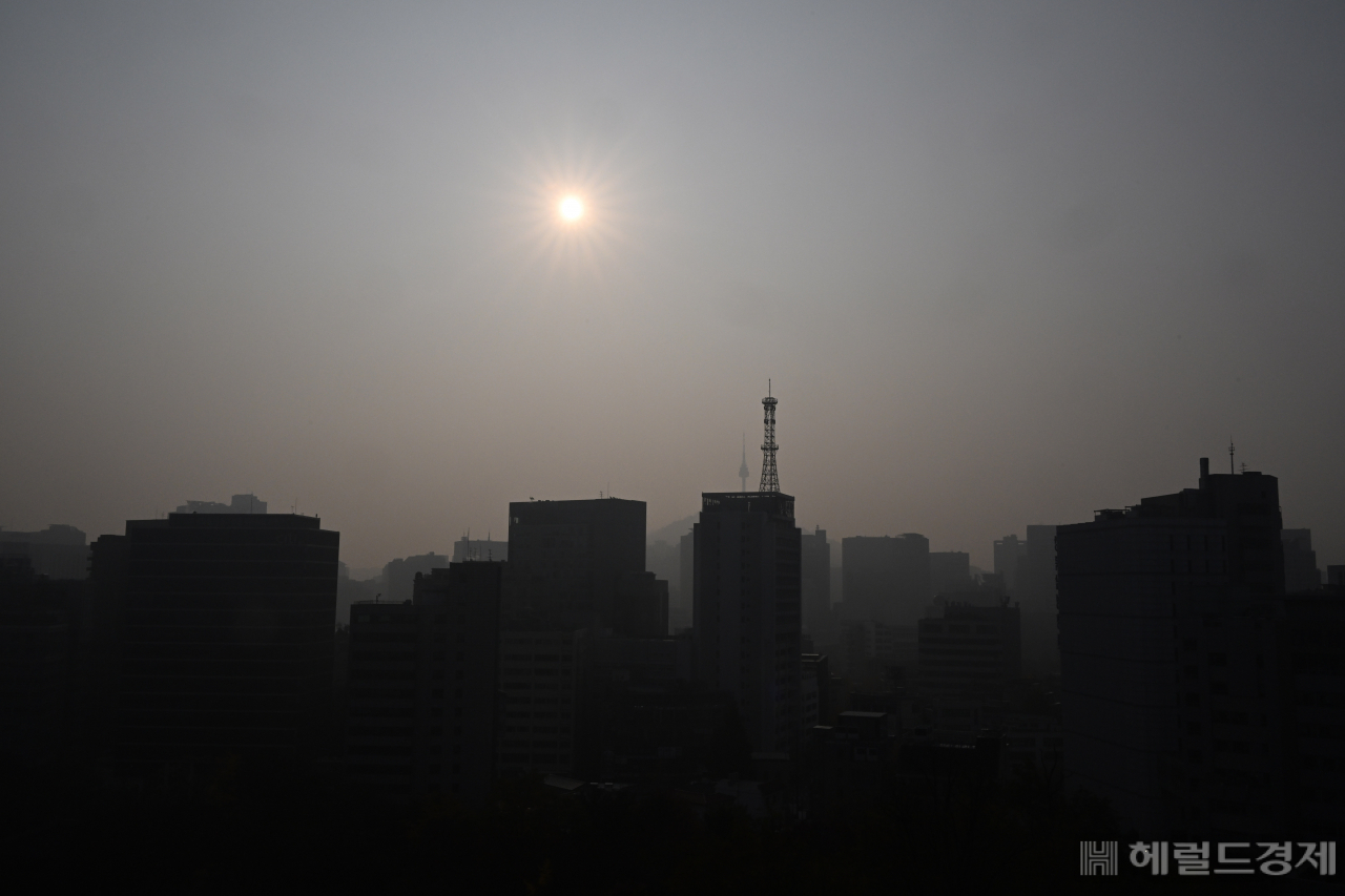 서울 도심 일대가 미세먼지로 뒤덮여 탁한 모습을 보이고 있다.