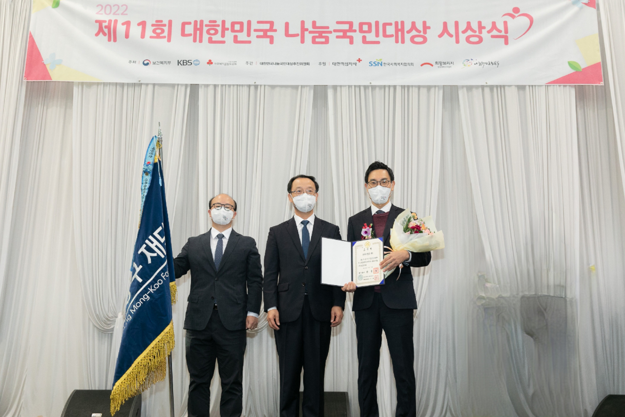 지난 9일 KBS신관에서 개최된 ‘제 11회 대한민국 나눔국민대상 시상식’에서 조현진(왼쪽부터) 현대차 정몽구 재단 사업팀장, 전병왕 보건복지부 사회복지정책실장, 최재호 현대차 정몽구 재단 사무총장이 기념사진을 찍고 있다. [현대차 몽구 재단 제공]