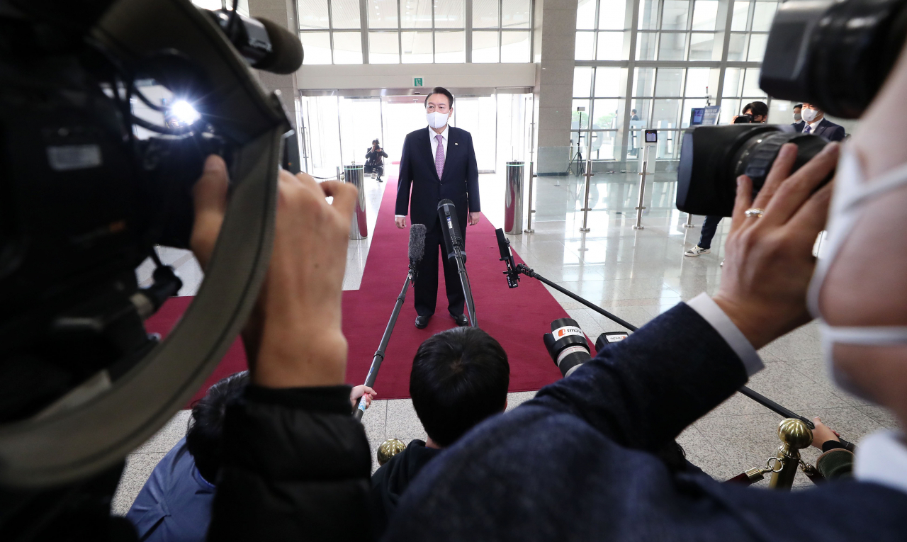 윤석열 대통령이 10일 오전 서울 용산 대통령실 청사로 출근, 기자들과 질의응답을 하고 있다. [연합]