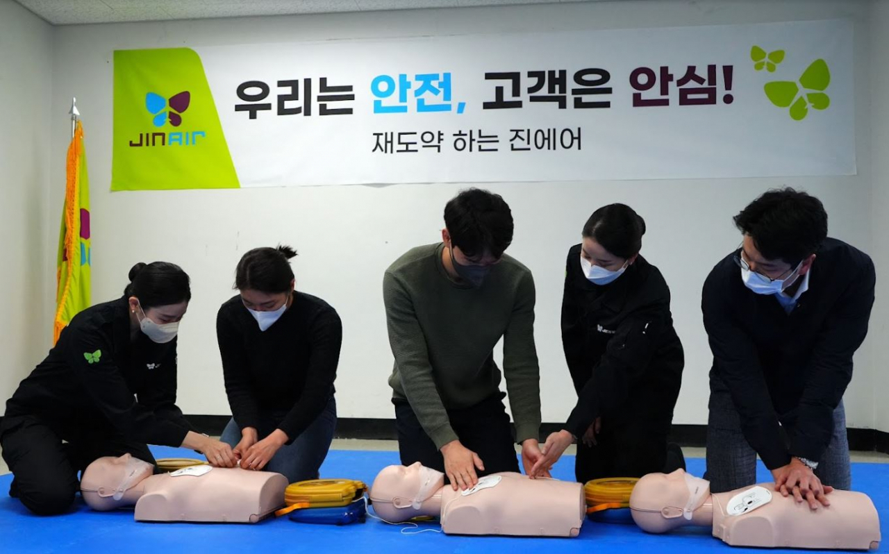 진에어 임직원이 심폐소생술 교육을 받고 있다. [진에어 제공]