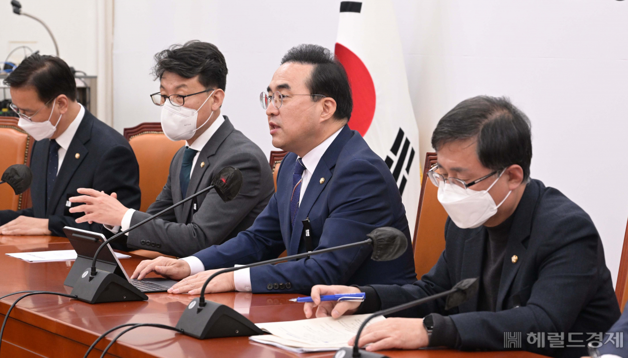 더불어민주당 박홍근 원내대표가 10일 오전 서울 여의도 국회에서 열린 정책조정회의에 참석해 발언을 하고 있다. 이상섭 기자