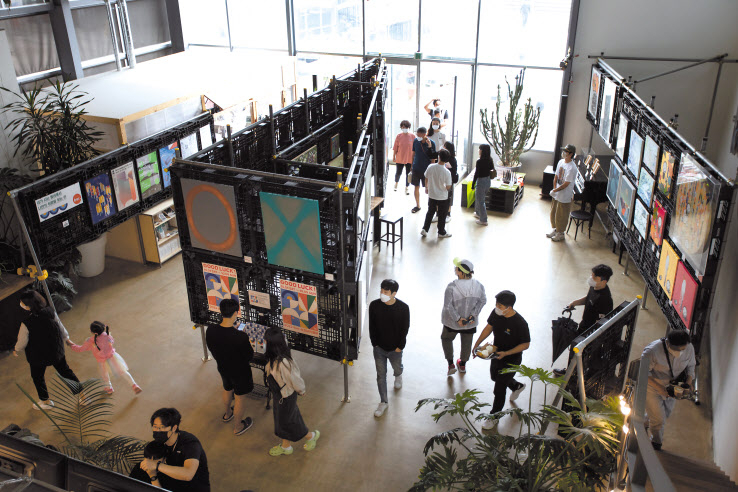 지난 2015년 시작한 작가미술장터가 올해로 8해째다. 작가와 컬렉터를 직접 연결하는 작가미술장터는 300만원 이하의 작품만 소개하며 신진작가에게는 미술시장 진출로 역할을, 관객에게는 컬렉터로 입문할 수 있는 장으로 작동했다. 사진은 지난 9월 1일부터 9일까지 열린 무소속컴퍼니의 칠성조선소아트페어 전경. [사진=예술경영지원센터]