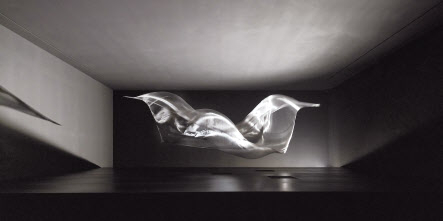 오마키 신지 The Shadow of Time, 2022, cloth, fan, light, cloth 480 x 370cm [파라다이스 아트 스페이스]