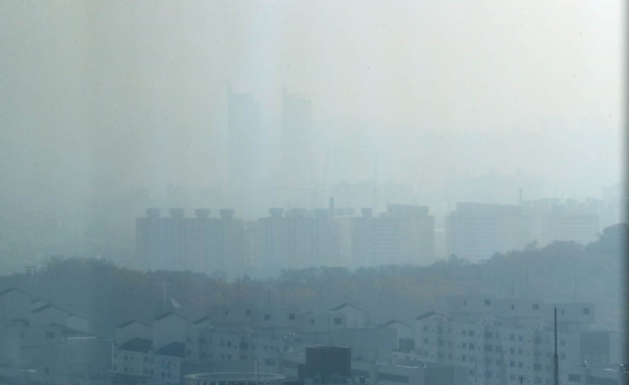 대전을 비롯해 충청권 초미세먼지 농도가 나쁨을 기록한 10일 오전, 미세먼지가 뒤덮은 대전 도심이 뿌옇게 보이고 있다. [연합]