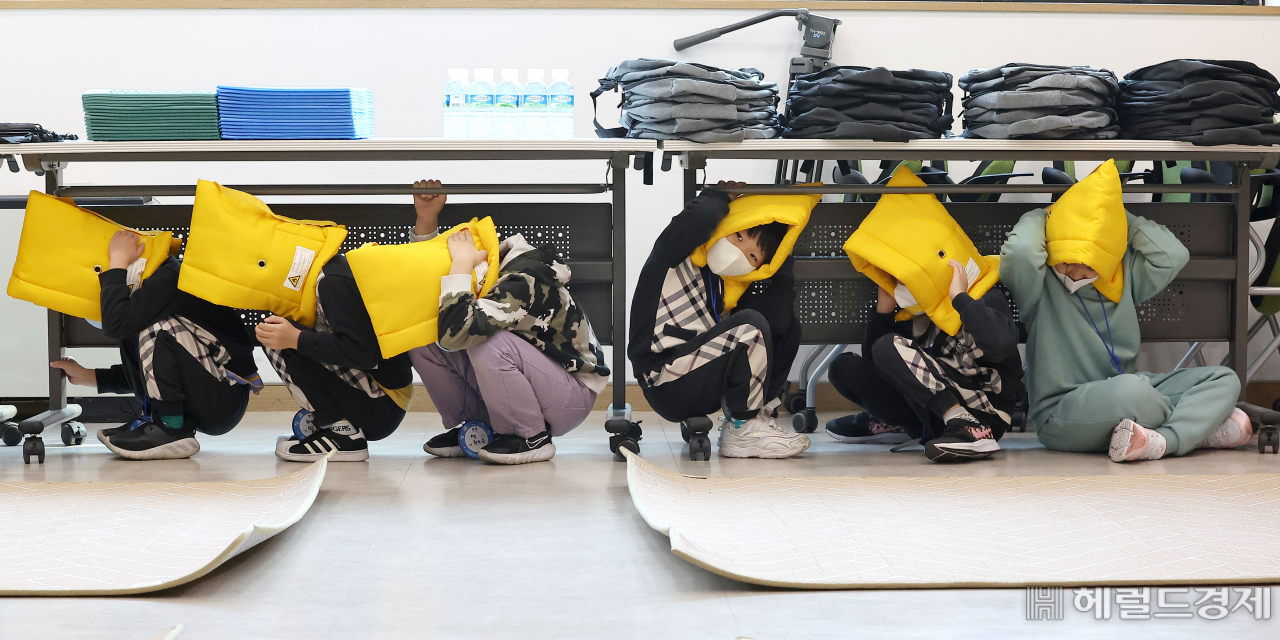 재해구호협회 희망브릿지가 10일 서울 마포구 희망브리지 전국재해구호협회에서 포항지진 5주년을 맞아 지진 대응 훈련 '2022 쉐이크아웃 코리아'를 개최한 가운데 유치원생들이 지진 대피훈련을 받고 있다. 임세준 기자