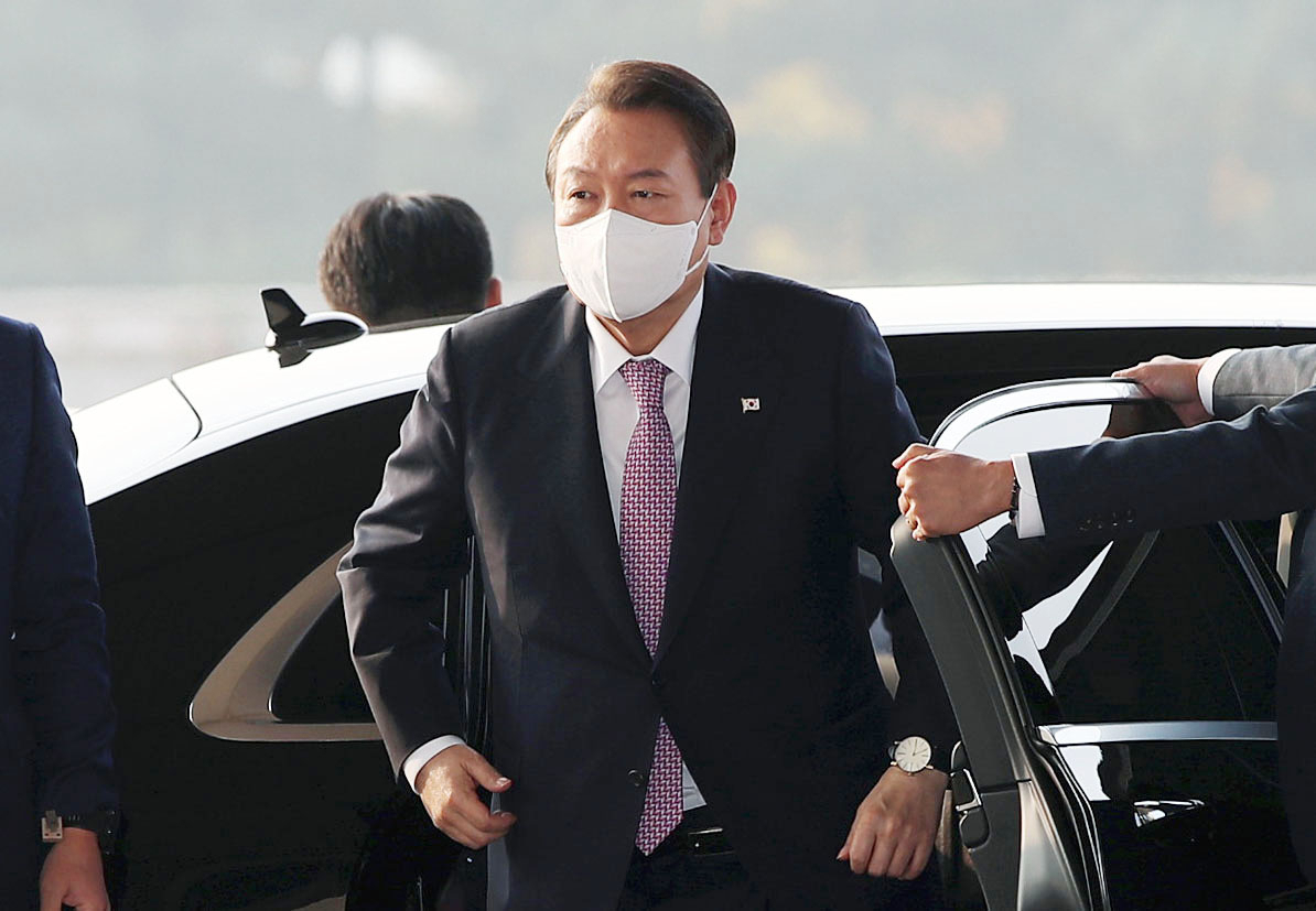 윤석열 대통령이 10일 오전 서울 용산 대통령실 청사로 출근하고 있다. [대통령실통신사진기자단]