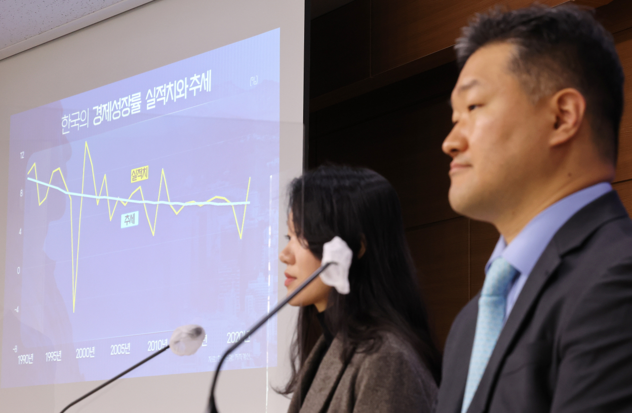 정규철 한국개발연구원(KDI) 경제전망실장(오른쪽)과 김지연 경제전망실 모형총괄이 8일 오전 세종시 정부세종청사에서 '장기경제성장률 전망과 시사점'과 관련한 주제발표에 앞서 영상보고서를 게시하고 있다. 연합뉴스