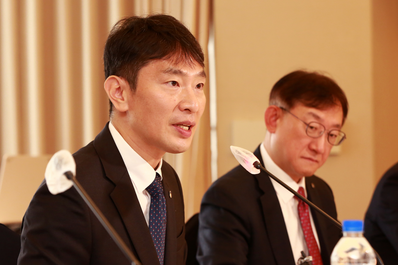 이복현 금융감독원장이 10일 '글로벌 금융시장 리스크 점검 및 금융회사 해외진출 지원을 위한 간담회'에서 발언하고 있다.