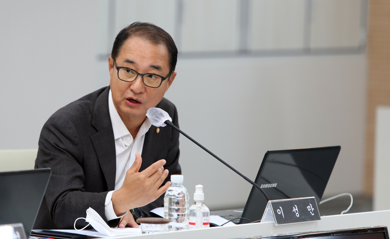 이성만 더불어민주당 의원이 20일 광주시청에서 열린 국회 행정안전위원회의 국정감사에서 질의를 하고 있다. [연합]