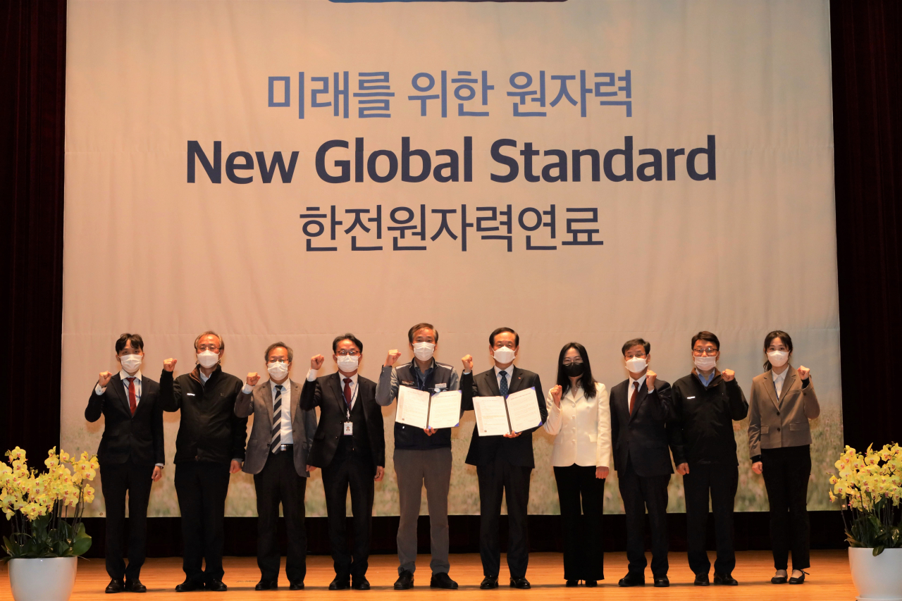 한전원자력연료가 10일 창립 40주년 기념식에서 새로운 비전 ‘미래를 위한 원자력, New Global Standard 한전원자력연료’를 선포했다.[한전원자력연료 제공]
