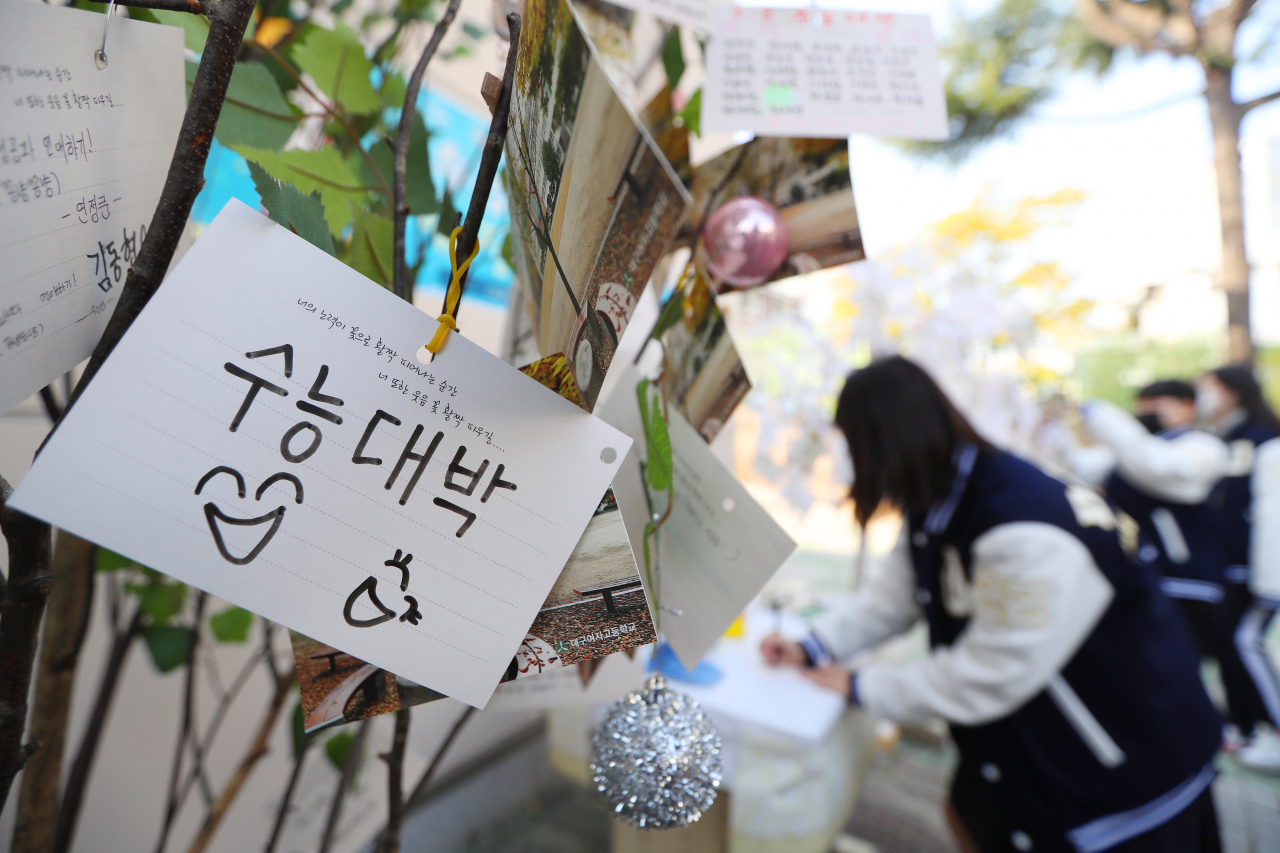 10일 2023학년도 대학수학능력시험을 일주일 앞두고 수성구 대구여자고등학교에 마련된 수능 응원 나무에서 재학생들이 고3 수험생들의 수능 대박을 바라며 응원 메시지를 붙이고 있다. [연합]