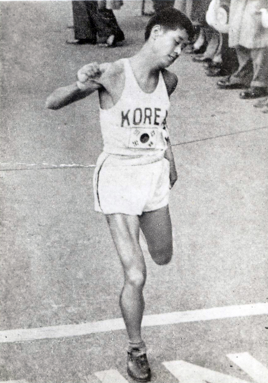 1950년 보스턴 마라톤에서 함기용 선생이 1위로 결승선을 통과하는 모습. [연합]