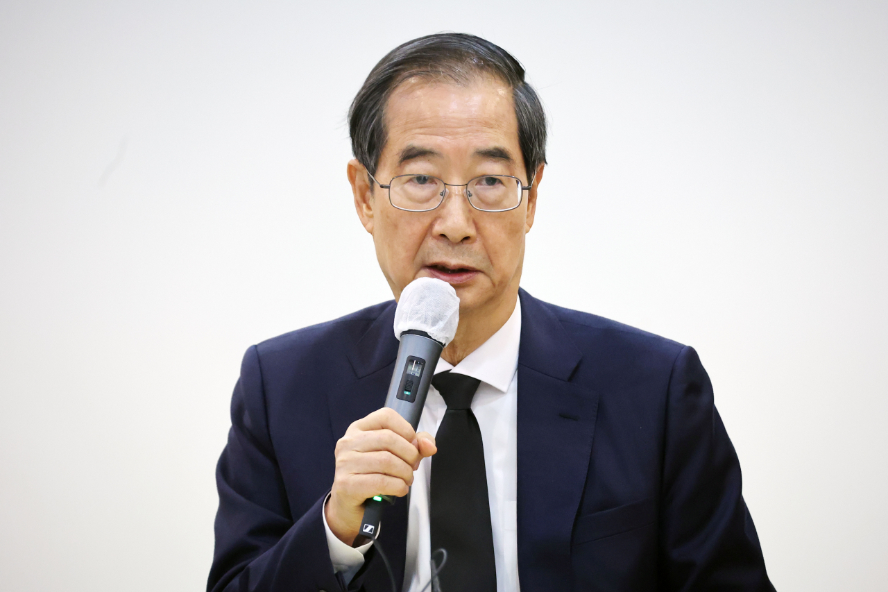 한덕수 국무총리가 10일 정부서울청사에서 출입 기자들과 만나 백브리핑을 하고 있다. [연합]