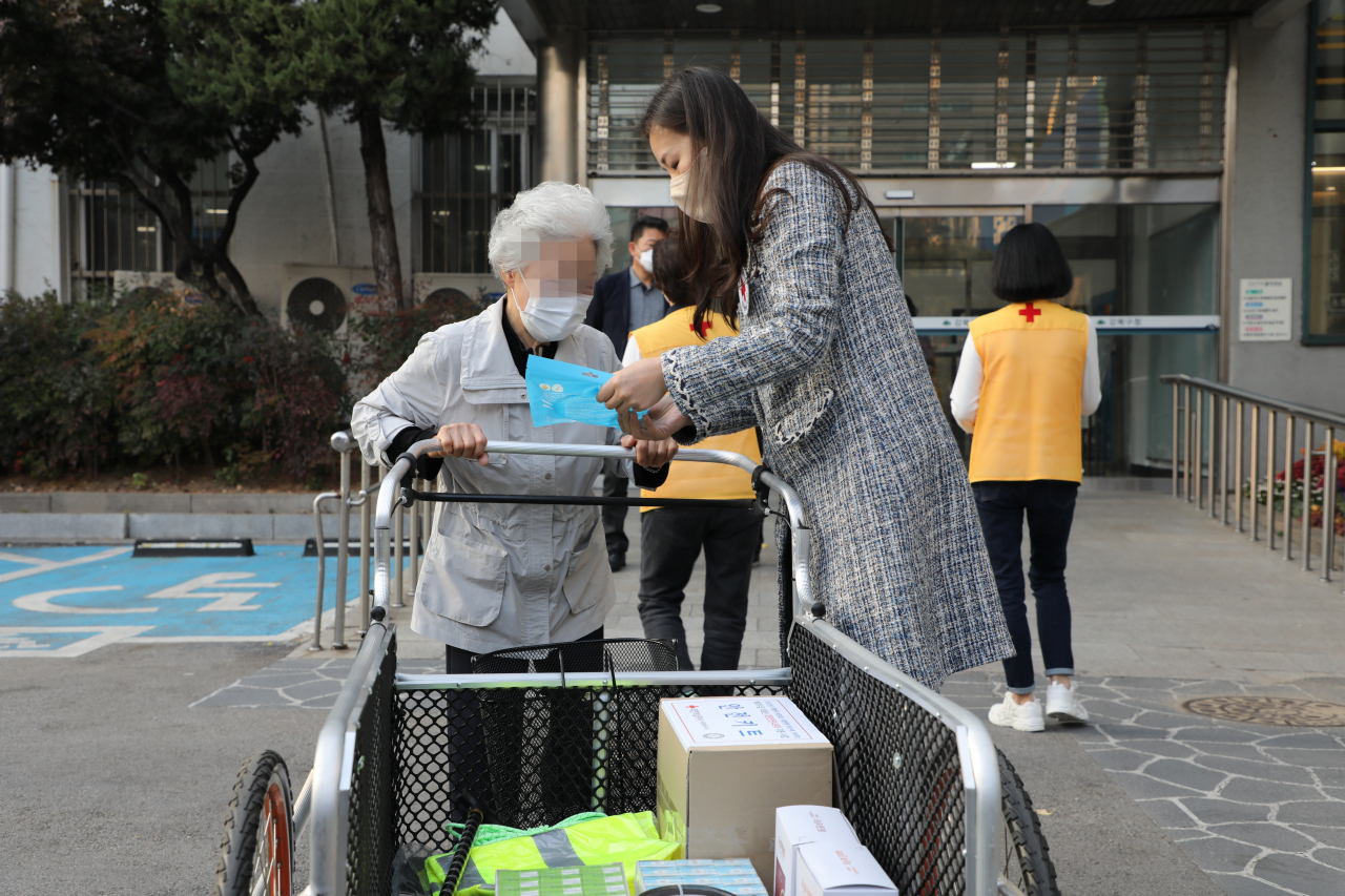 이모(왼쪽) 어르신이 지원받은 물품에 대한 설명을 듣고 있다. [강북구 제공]