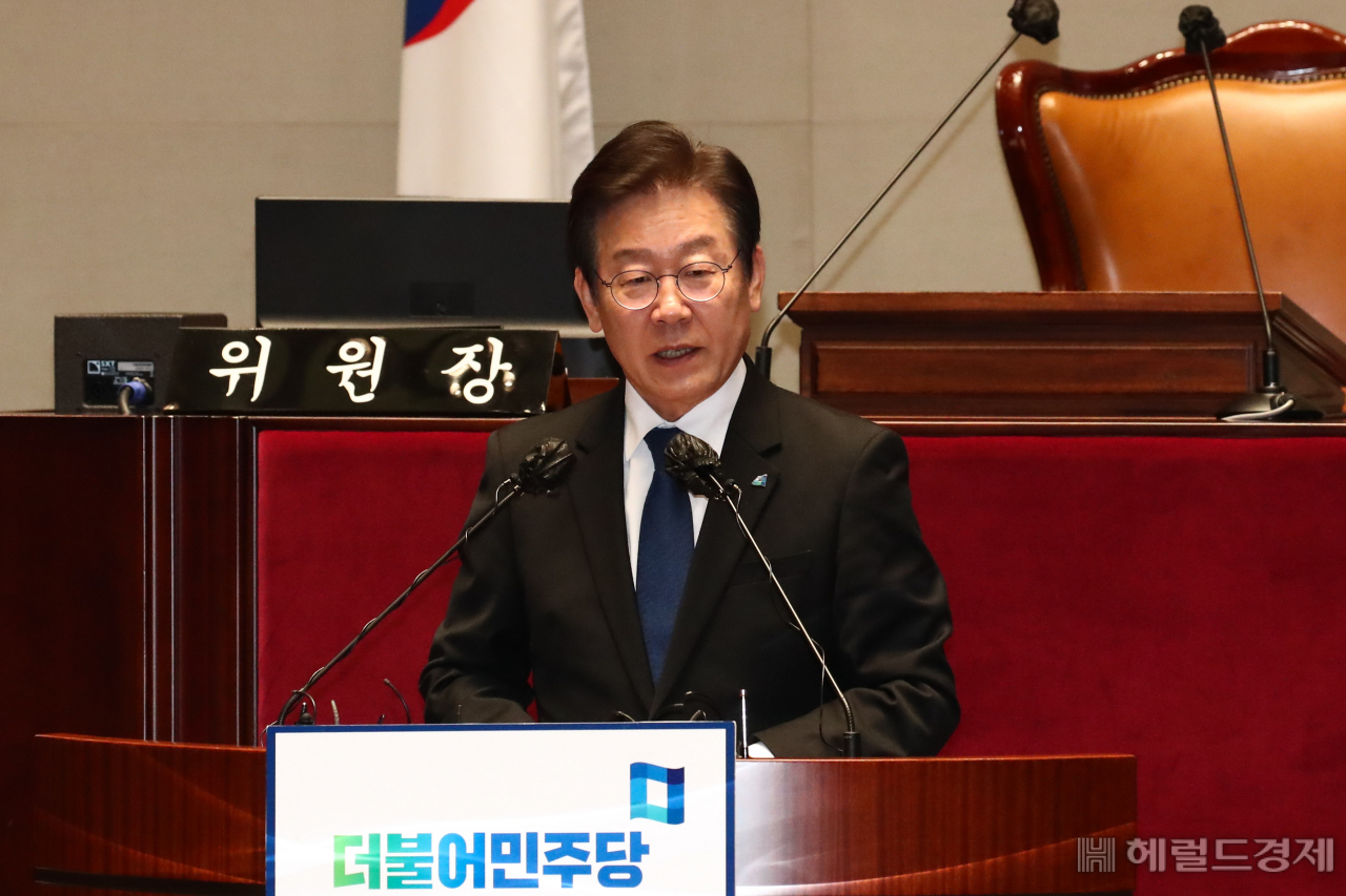 더불어민주당 이재명 대표가 10일 국회에서 열린 의원총회에서 발언을 하고 있다. 이상섭 기자