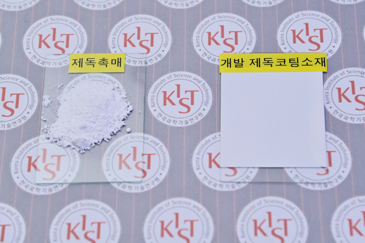 KIST 연구진이 개발한 제독촉매 분말(왼쪽)과 제독촉매를 유리에 코팅한 소재.[KIST 제공]