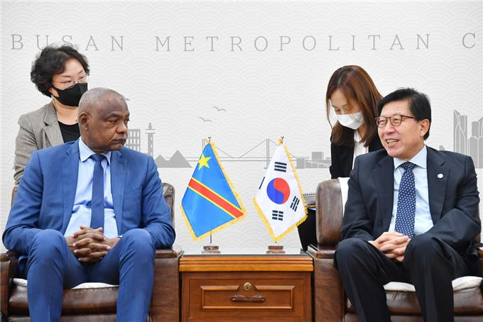 박형준(오른쪽) 부산시장이 은돔비(왼쪽) 콩고민주공화국 방송통신위원회 의장과 환담을 나누고 있다. [부산시 제공]