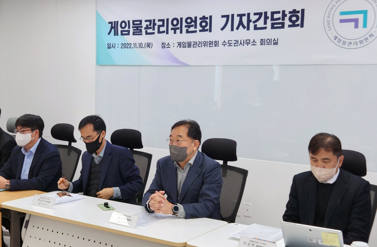 김규철 게임물관리위원장(오른쪽 두 번째)과 게임위 간부들이 10일 서울 서대문구 게임위 수도권사무소에서 열린 기자 간담회에서 취재진 질문에 답하고 있다. 연합뉴스
