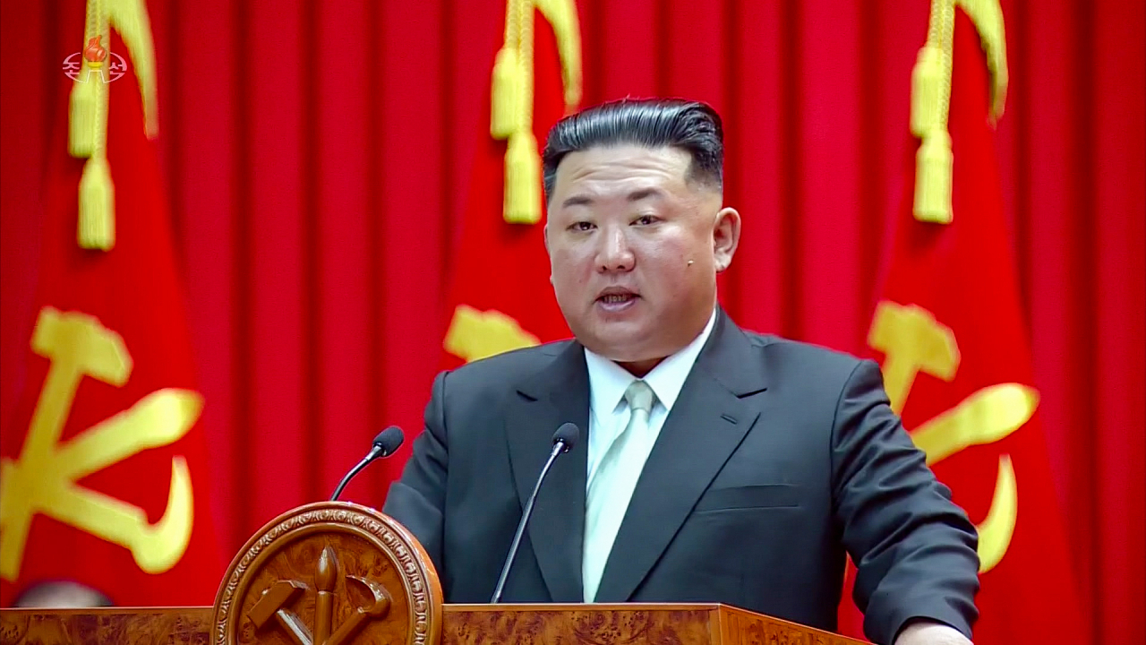 북한 김정은 국무위원장이 노동당 중앙간부학교를 방문해 기념강의를 했다고 조선중앙TV가 18일 보도했다. [연합]