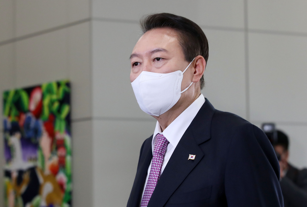 윤석열 대통령이 10일 오전 서울 용산 대통령실 청사로 출근, 기자들과 질의응답을 하고 있다. [연합]