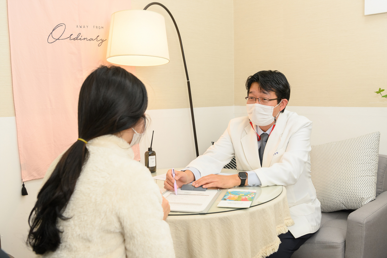 서울 양천구는 정신적인 충격, 우울, 불안 등으로 마음건강의 어려움을 호소하는 구민을 위해 다양한 심리상담 프로그램을 확대 운영한다고 11일 밝혔다. 사진은 양천구 주민이 심리서비스를 받고 있는 모습. [양천구 제공]