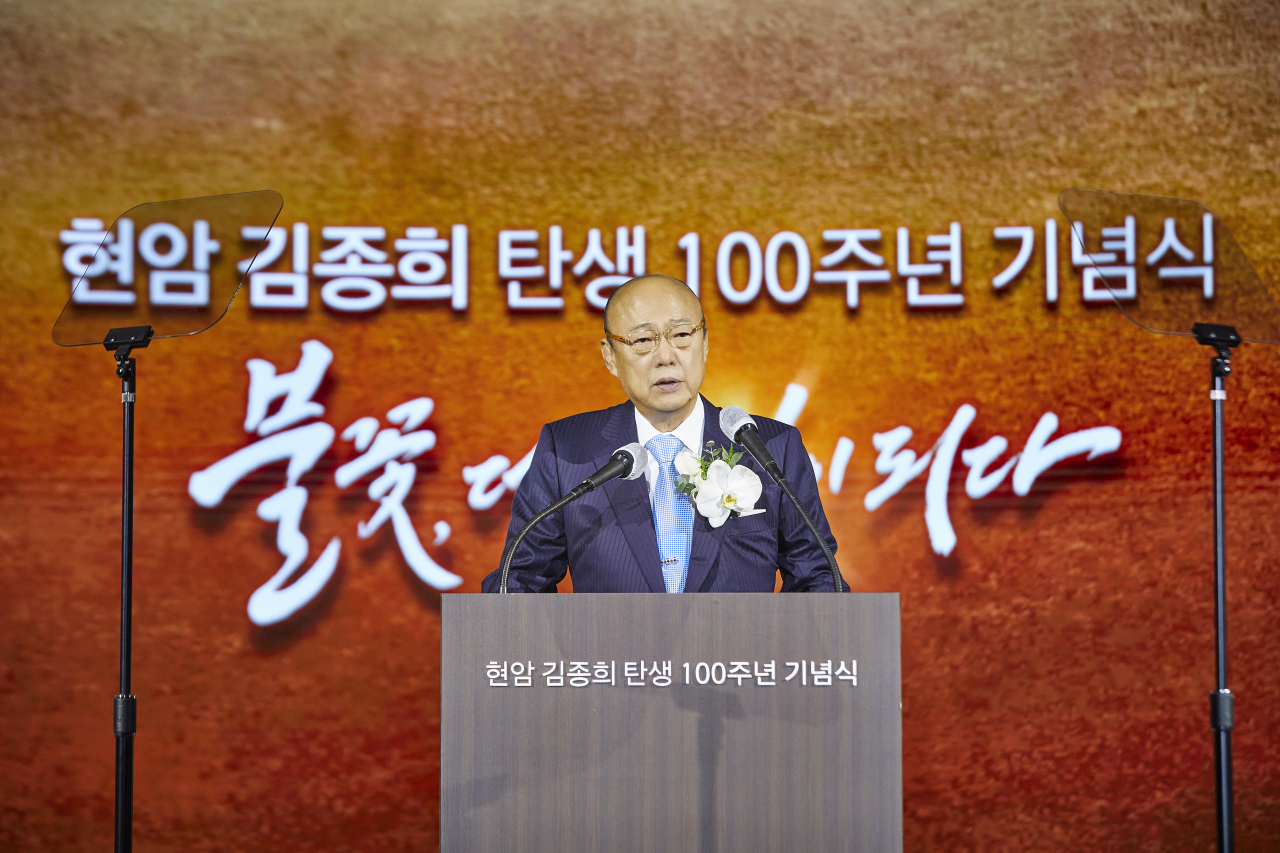 김승연 한화 회장이 지난 10일 열린 창업주인 현암 김종희 회장 탄생 100주년 기념식에서 인사말을 하고 있다. [한화 제공]
