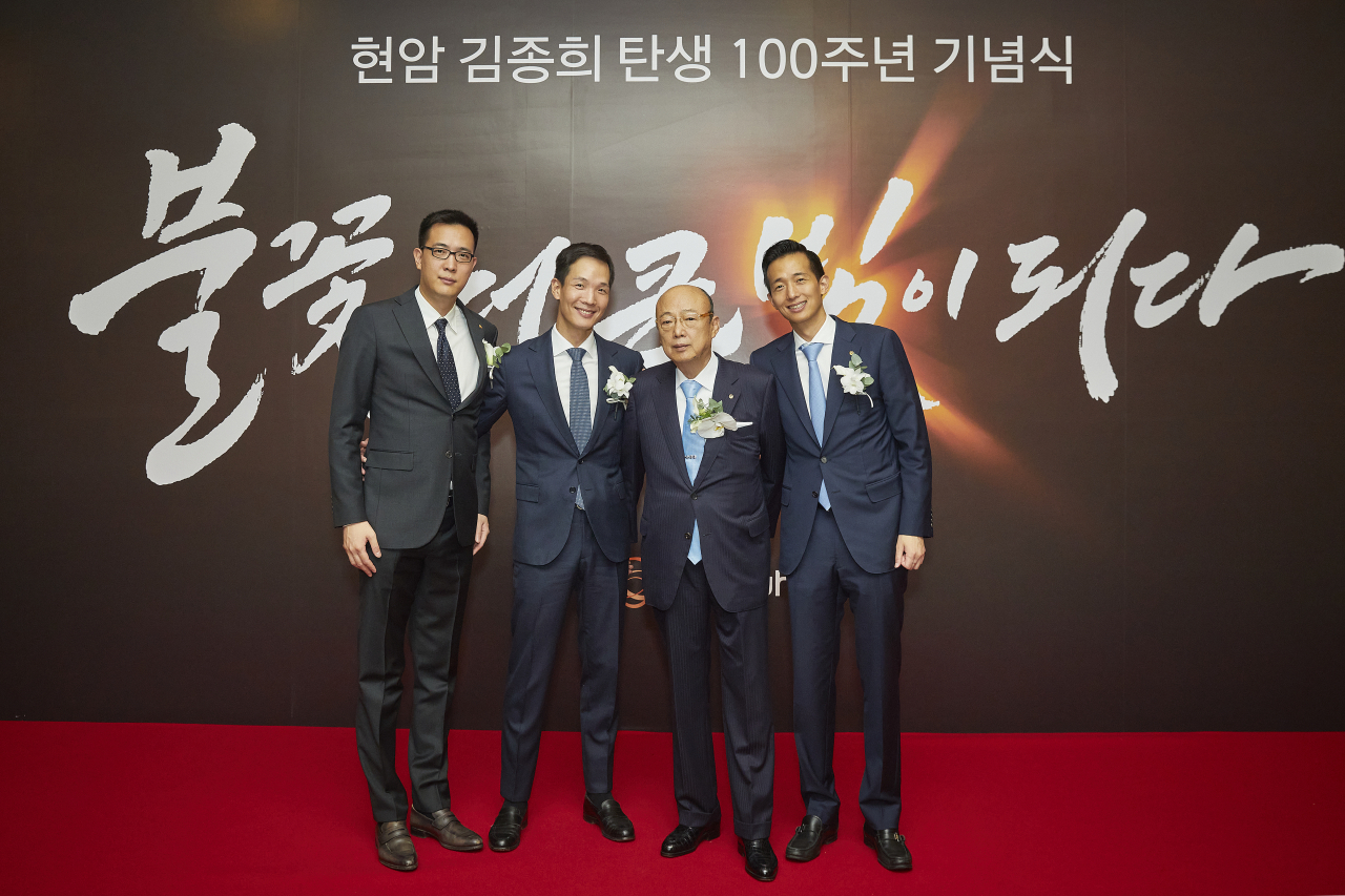 한화가 지난 10일 창업중인 현암 김종희 회장의 탄생 100주년 기념식을 열었다. 김승연 회장과 삼남이 행사 후 사진을 찍고 있다. 김동선(왼쪽부터) 한화호텔앤드리조트 전무, 김동원 한화생명 부사장, 김 회장, 김동관 한화솔루션 부회장. [한화 제공]