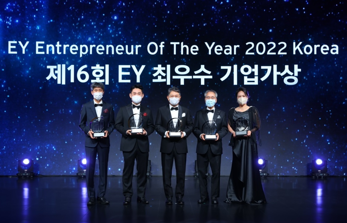 김재현(왼쪽부터) 당근마켓 대표, 김정호 베어베터 대표, 곽재선 KG그룹 회장, 김재경 인탑스 회장, 윤영미 하이랜드푸드 대표가 지난 10일 서울신라호텔에서 '제16회 EY 최우수 기업가상'을 받고 기념촬영을 하고 있다.