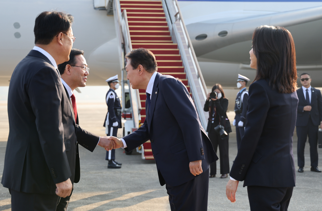 윤석열 대통령이 11일 오전 아세안(ASEAN·동남아국가연합) 관련 정상회의 및 주요20개국(G20) 정상회의 등 다자회의 참석을 위해 성남 서울공항에 도착, 공군 1호기로 향하며 국민의힘 정진석 비상대책위원장, 주호영 원내대표 등 환송 인사들과 악수하고 있다. [연합]