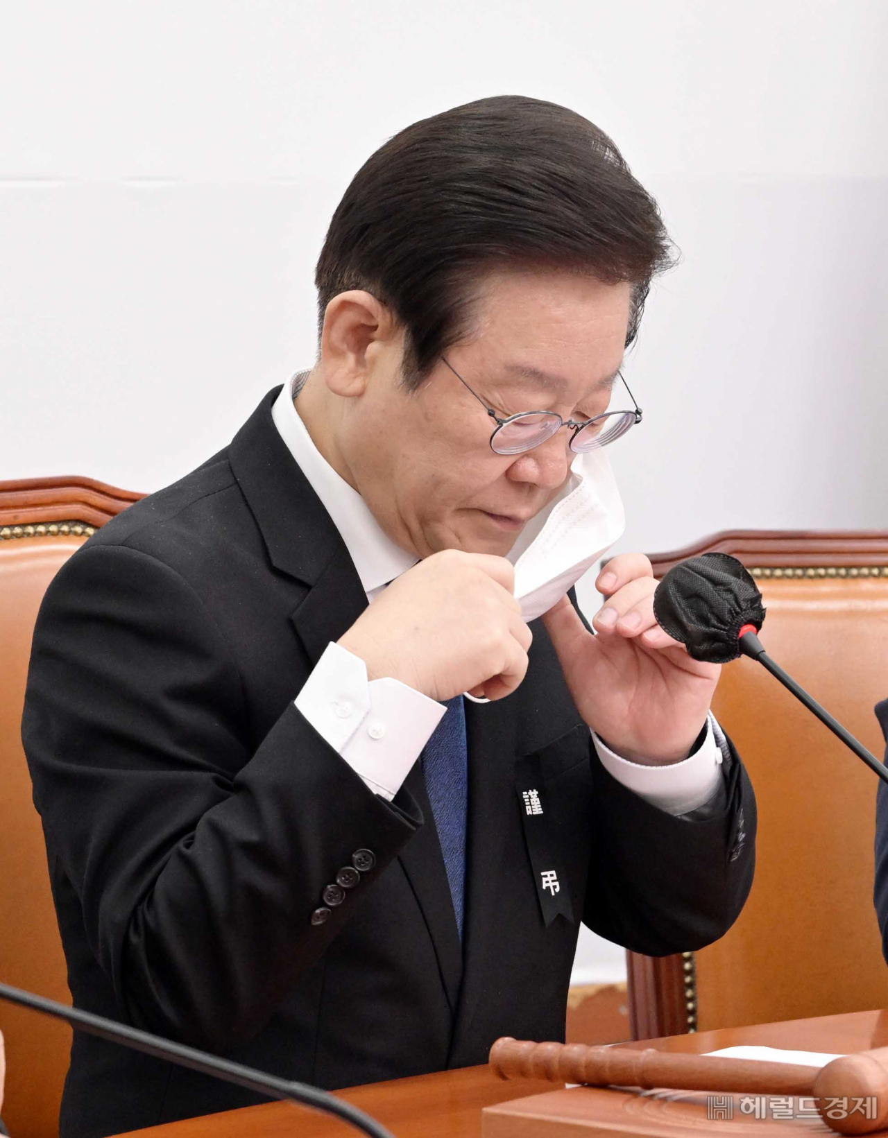 이재명 더불어민주당 대표가 11일 오전 서울 여의도 국회에서 열린 최고위원회의에 참석해 마스크를 벗고 있다. 이상섭 기자