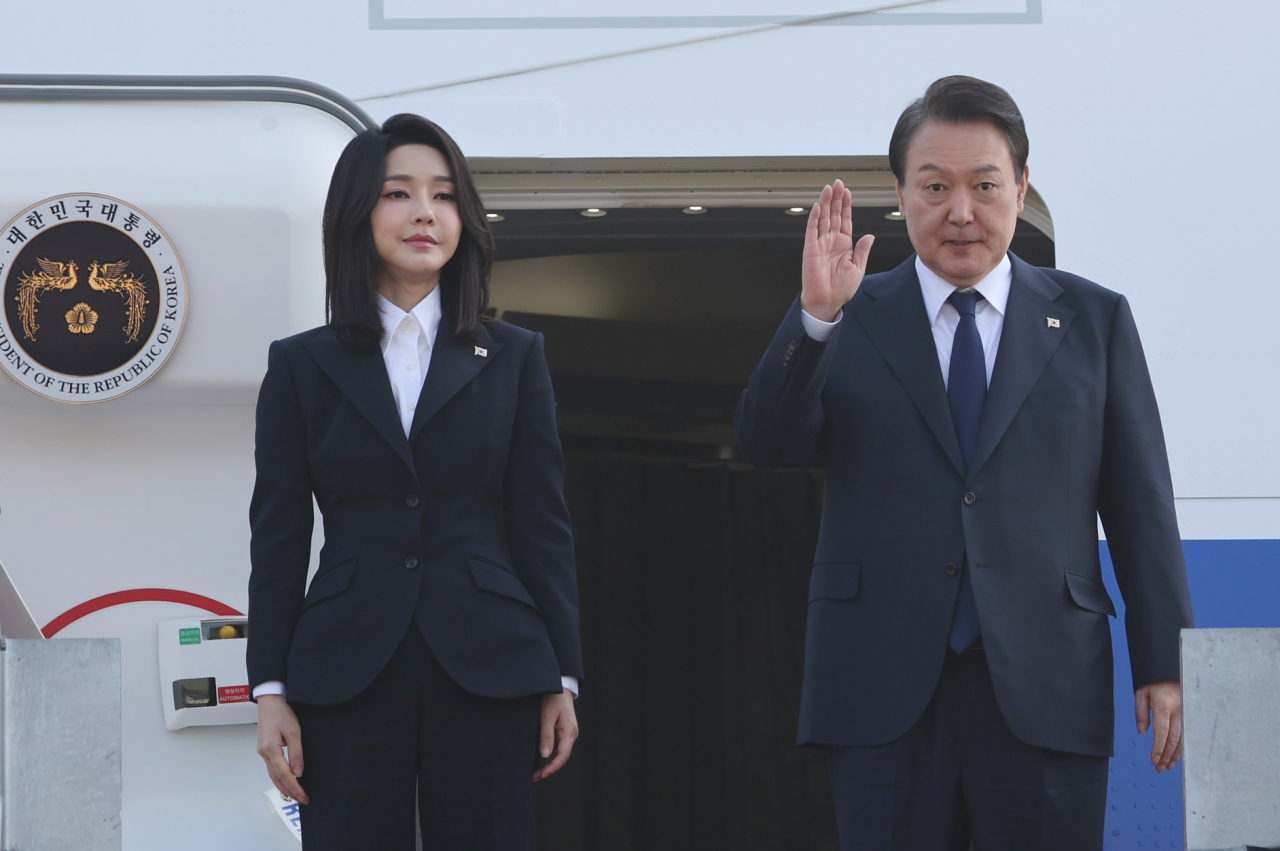 윤석열 대통령과 김건희 여사가 11일 오전 아세안(ASEAN·동남아국가연합) 관련 정상회의 및 주요20개국(G20) 정상회의 등 다자회의 참석을 위해 성남 서울공항에서 공군 1호기에 탑승해 인사하고 있다. [연합]