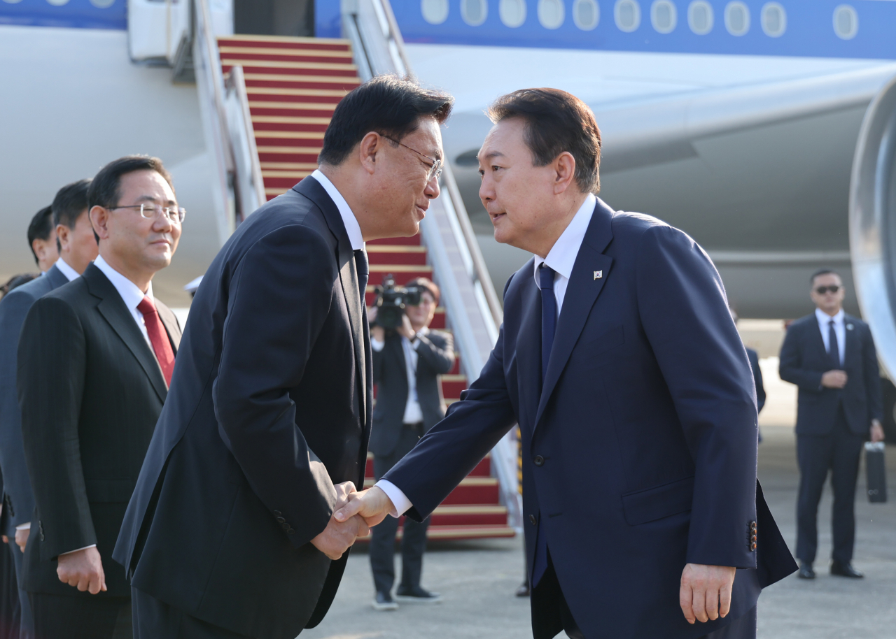 윤석열 대통령이 11일 오전 아세안(ASEAN·동남아국가연합) 관련 정상회의 및 주요20개국(G20) 정상회의 등 다자회의 참석을 위해 성남 서울공항에 도착, 공군 1호기로 향하며 국민의힘 정진석 비상대책위원장, 주호영 원내대표 등 환송 인사들과 악수하고 있다. [연합]