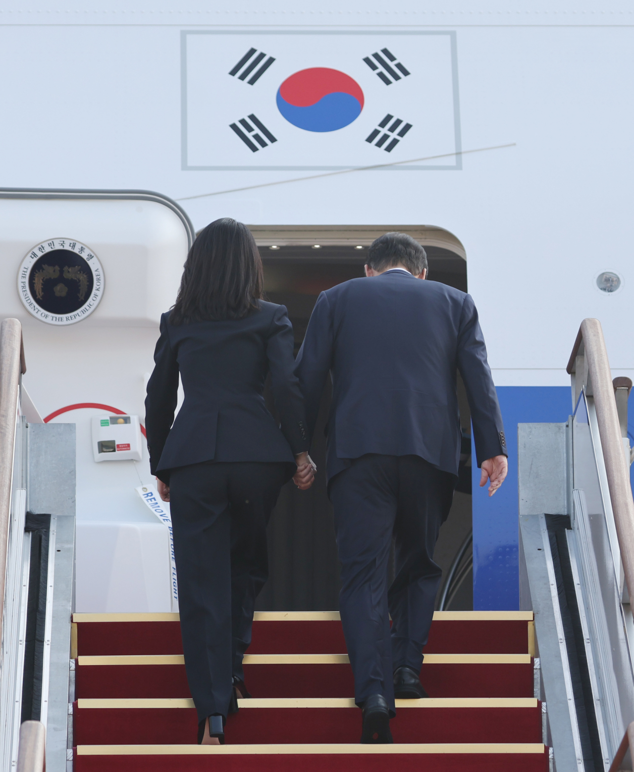 윤석열 대통령과 김건희 여사가 11일 오전 아세안(ASEAN·동남아국가연합) 관련 정상회의 및 주요20개국(G20) 정상회의 등 다자회의 참석을 위해 성남 서울공항에서 공군 1호기에 탑승하고 있다. [연합]