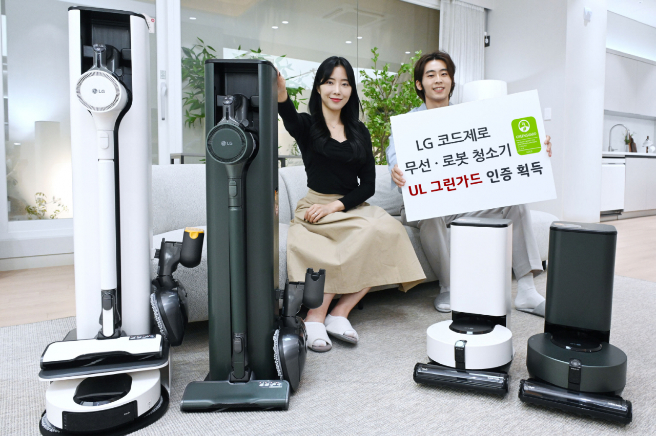 LG 코드제로 무선청소기와 로봇청소기가 글로벌 청소기 업계 최초로 실내공기질의 안전성을 평가하는 ‘UL 그린가드 골드’ 인증을 받았다. 모델들이 LG전자 프리미엄 무선청소기 코드제로 오브제컬렉션 A9S(왼쪽)와 인공지능 로봇청소기 코드제로 오브제컬렉션 R9을 소개하고 있다.[LG전자 제공]