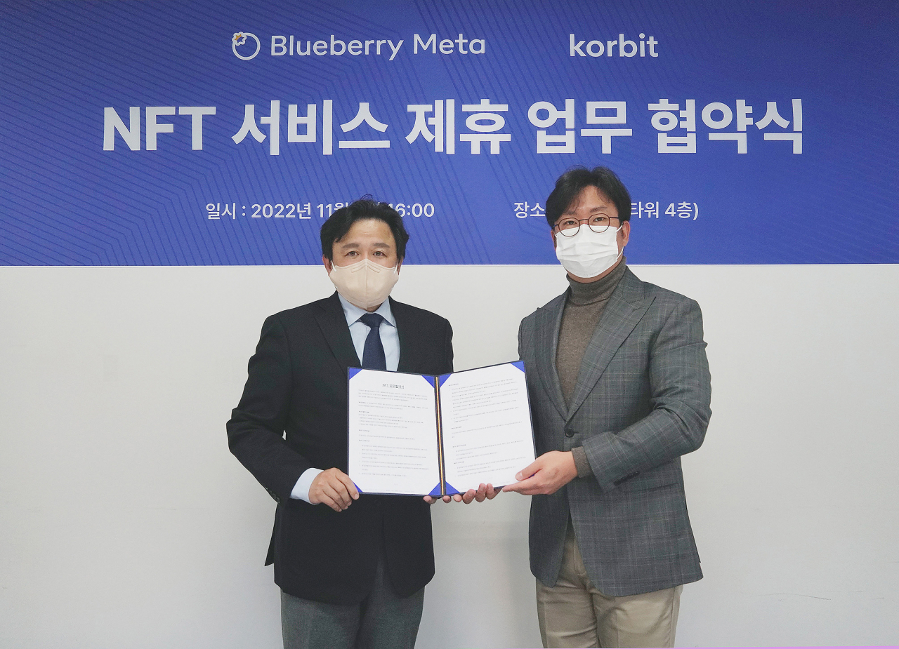 홍상혁 블루베리메타 대표(왼쪽)와 오세진 코빗 대표(오른쪽)가 프로배구 NFT 서비스 업무협약을 체결한 후 기념촬영을 하고 있다.[코빗 제공]