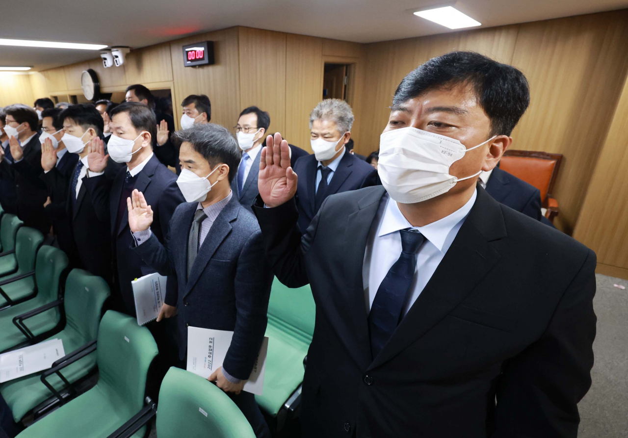 최성범 용산소방서장이 11월 11일 서울 중구 서울시의회 도시안전건설위원회에서 서울소방재난본부 등을 상대로 열린 이태원 참사 관련 행정사무감사에 참석해 선서하고 있다. [연합]