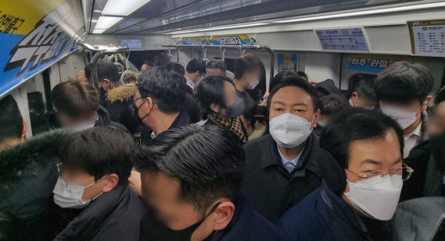 윤석열 대통령이 국민의힘 대선 후보 시절이던 지난 1월 김포도시철도(김포골드라인)를 타고 여의도 당사로 출근하고 있는 모습. [국민의힘 제공]