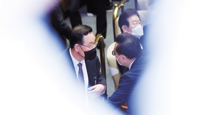 이재명 더불어민주당 대표 대선자금 의혹에 대한 검찰의 수사 및 민주당사 압수수색, 이태원 참사 책임규명을 둘러싼 공방 등으로 여야간 대치가 고조되고 있다. 이에 양당제의 폐해를 극복하기 위해서 선거제도를 개혁해야 한다는 정치권의 목소리가 높아지고 있다. 사진은 지난 10일 국회 본회의에서 대화하고 있는 주호영 국민의힘 원내대표와 박홍근 민주당 원내대표. 이상섭 기자