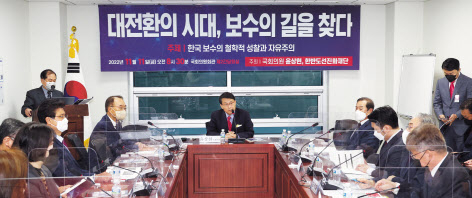 윤상현 국민의힘 의원이 11일 오전 국회 의원회관에서 윤상현 의원실과 한반도선진화재단 주최로 열린 ‘대전환의시대 보수의 길을 찾다’ 토론회에서 인사말을 하고 있다. [연합]