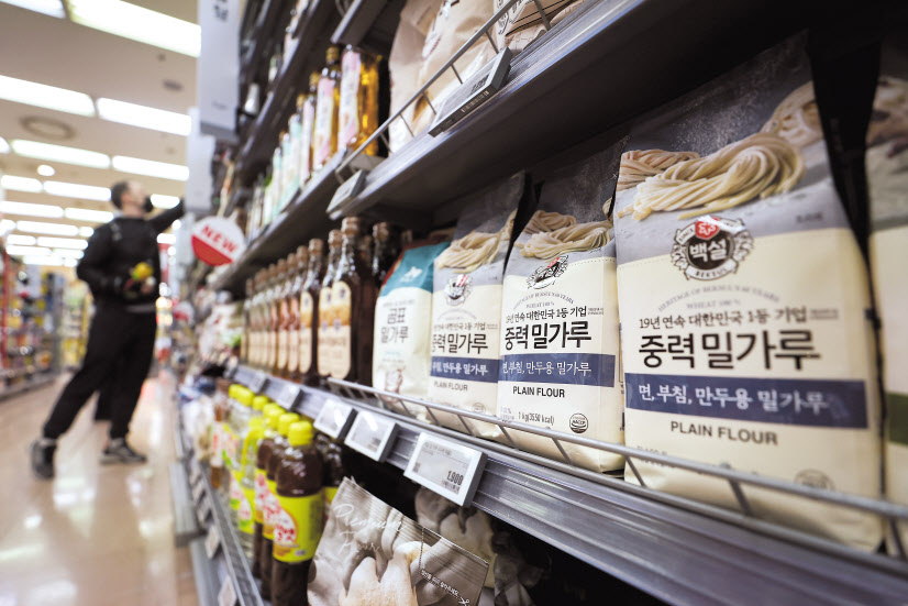 밀가루 가격이 37％ 상승하는 등 1년 새 먹거리 물가가 전체적으로 크게 올랐다. 9일 서울 기준 밀가루 1kg 가격은 1봉당 1900원으로 1년 전(11월 10일)보다 37.7% 상승했다. 혼합 조미료(33.8%), 치즈(27.4%), 두부(25.0%), 식용유(20.8%) 등 주요가공품 가격도 일제히 올랐다. 사진은 10일 서울 시내 한 마트에 진열된 밀가루. [연합]
