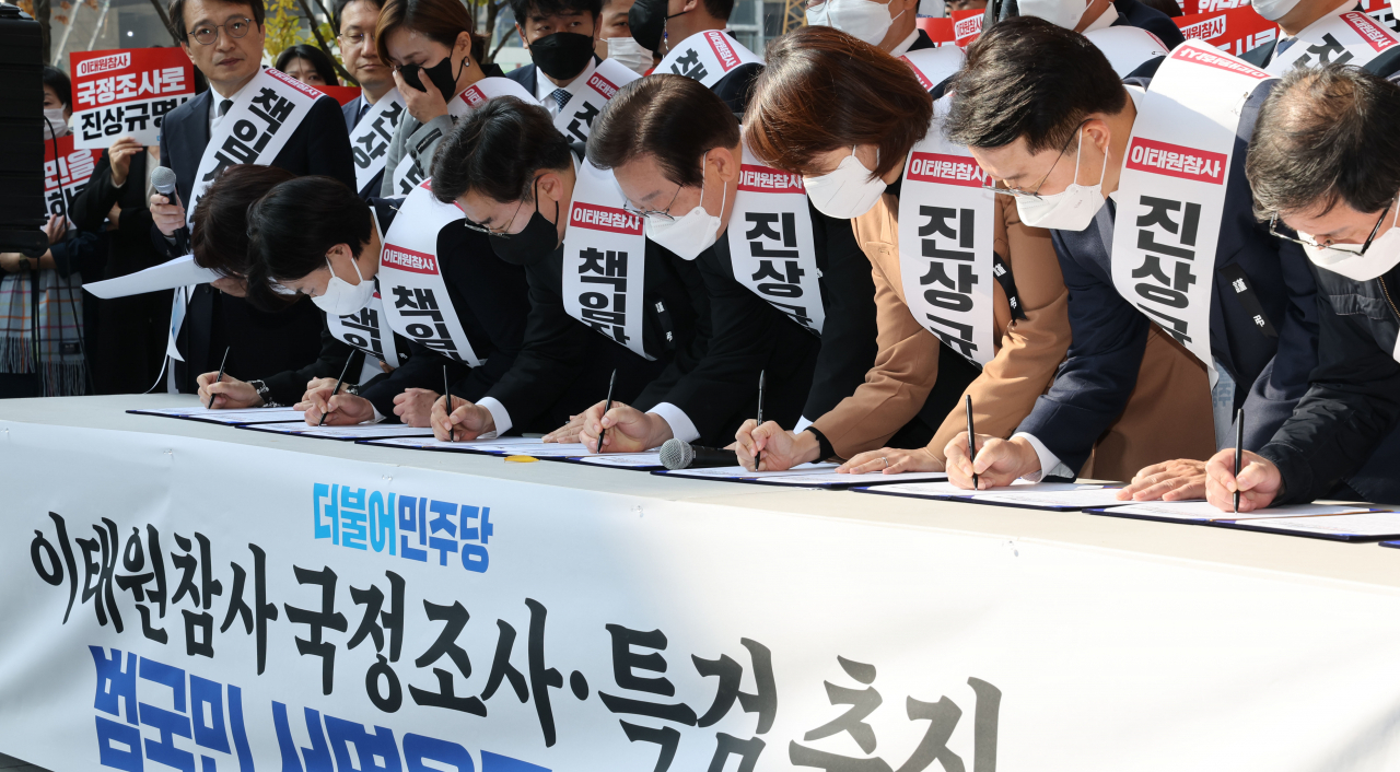 더불어민주당 이재명 대표가 11일 오후 서울 영등포구 여의도역 5번 출구 앞에서 열린 이태원 참사 국정조사특검추진 범국민 서명운동 발대식에서 서명하고 있다. [연합]