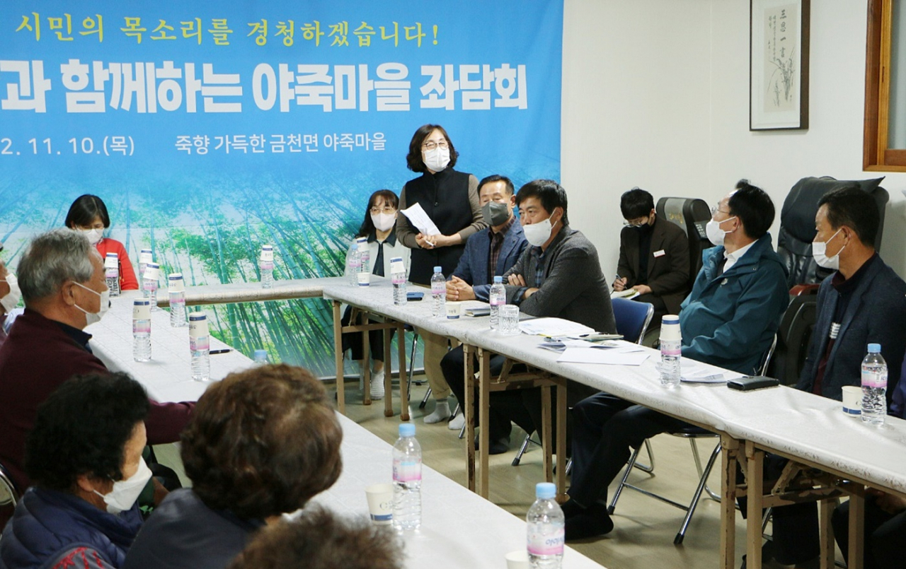 야죽마을 주민과 좌담회를 갖고 있는 윤병태시장