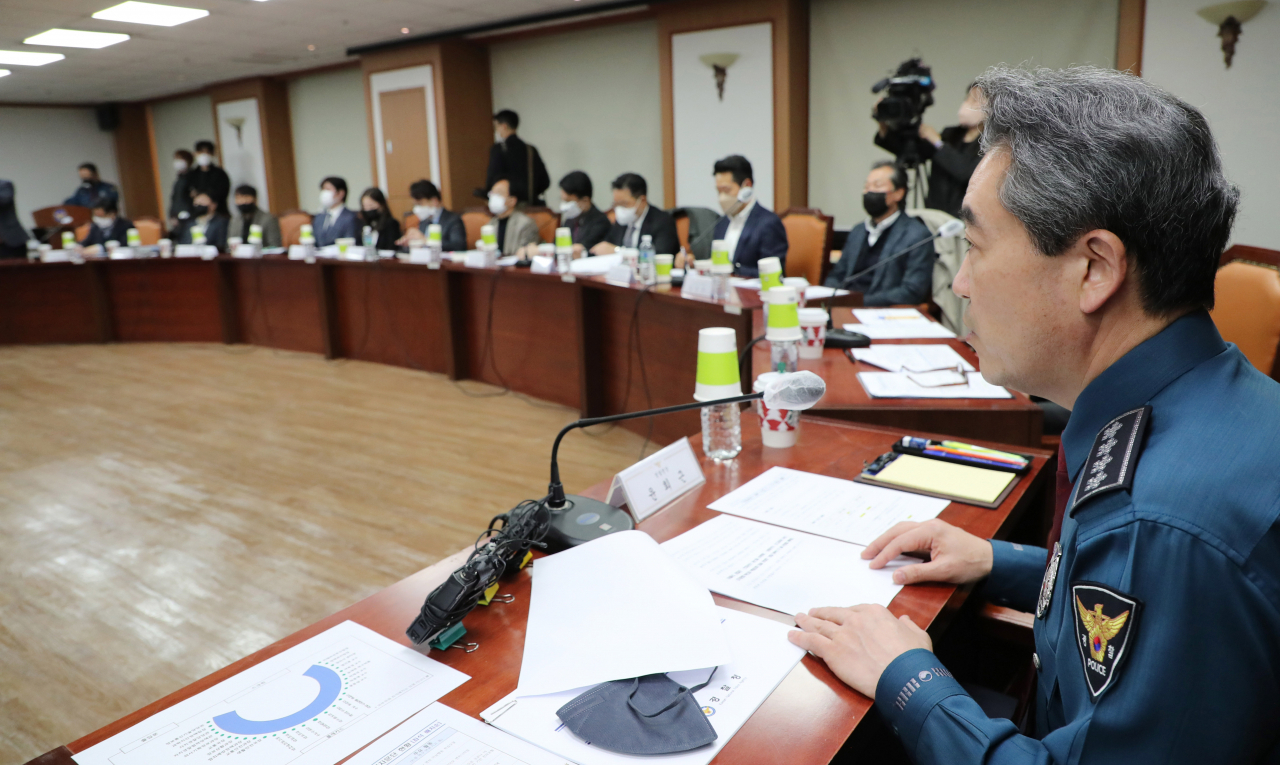 윤희근 경찰청장이 9일 오후 서울 서대문구 미근동 경찰청에서 압사사고 재발 방지를 위한 '인파관리 대책 수립 태스크포스(TF)' 1차 회의를 주재하며 인사말을 하는 모습. [연합]