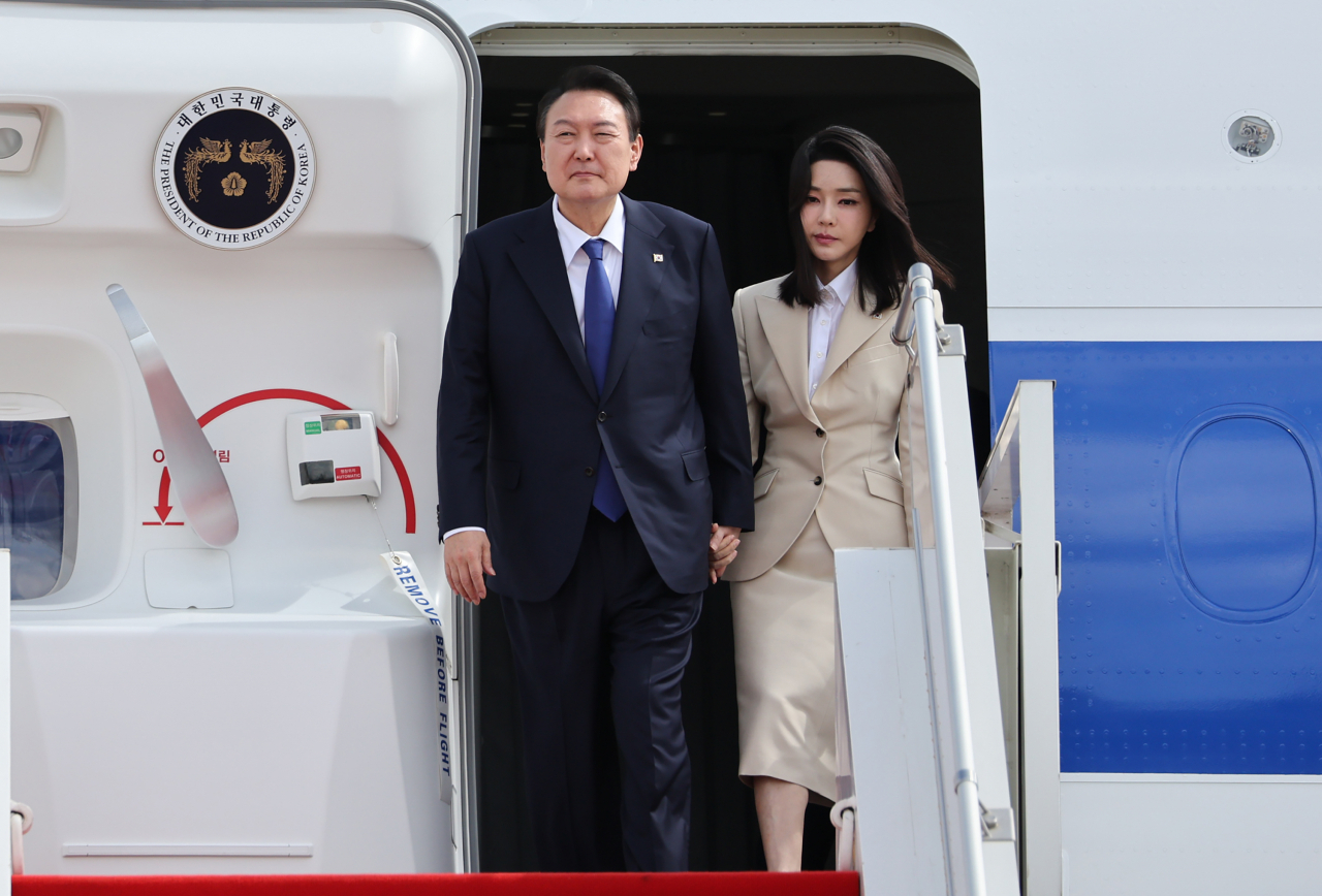 동남아 순방에 나선 윤석열 대통령과 김건희 여사가 11일 오후 한·아세안 정상회의 참석을 위해 캄보디아 프놈펜 국제공항에 도착, 공군 1호기에서 내리고 있다. [연합]