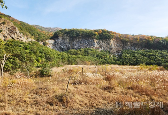 보성군 벌교읍 추동리 백이산 자락 방치된 채석장 부지에 지정 폐기물 매립시설이 추진되고 있다. /박대성 기자.